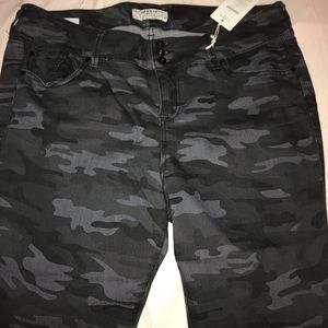 NEW Torrid Black Camo Jeggings
